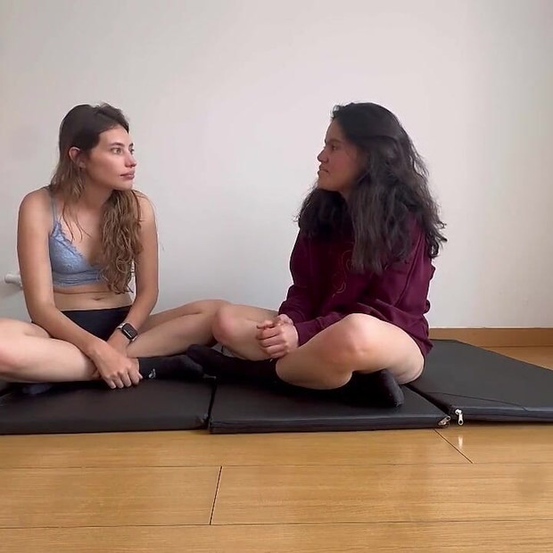 लेस्बियन गुआंगो से तकिया युद्ध और महिला कुश्ती