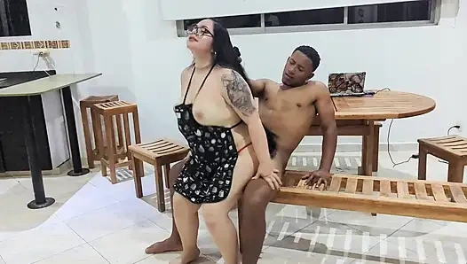 Azgın, tombul hizmetçi büyük siyah yarağımı sikerek ve dölümü gözlüğüne boşaltarak parasını kazanmak istiyor!