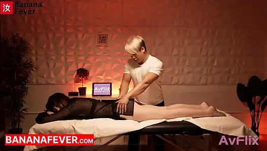 Fitter chinesischer männlicher masseurin gibt seiner amerikanischen weißen ehefrau kundin sinnliche massage und heißen leidenschaftlichen sex - bananafever