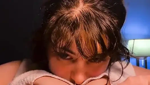 Meme ucunu emiyor ve oynuyor