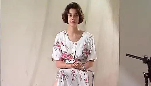 Крошка из Германии показывает свои большие сиськи на кастинге в любительском видео