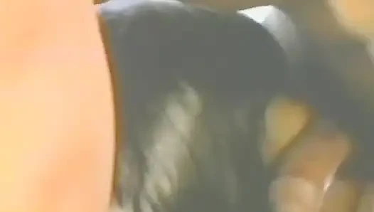 Büyük memeli zenci piliç iki sert yarak alıyor