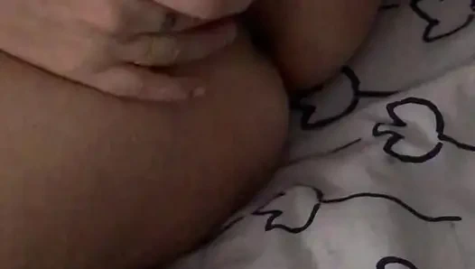 Karım büyük bir zevkle yeni seks oyuncaklarını deniyor