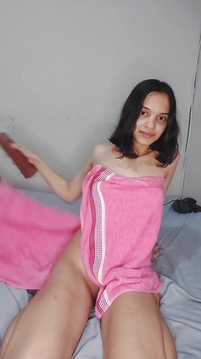 業餘愛好者騎著巨大的假陽具