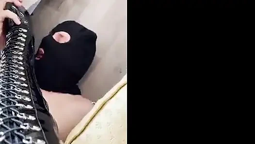 Kırmızı iç çamaşırlarıyla baskın ol.