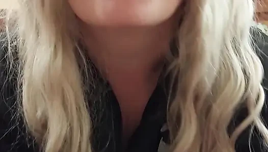 Freches mädchen raucht eine zigarre und lutscht vaters schwanz und schluckt das ganze sperma