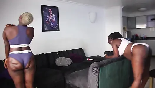 Nişanlım Kız Arkadaşımı Sikmemi Izledi Ve Sonra 2 Arkadaşını Davet Etti Ve Ikimizi De Sikiyor