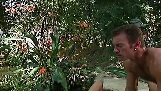 Sarışın orta yaşlı seksi kadın rosebud yoğun anal seksten sonra sarkıyor