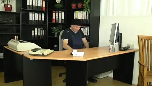 Sürtük sekreter patronu tarafından ofiste sikiliyor