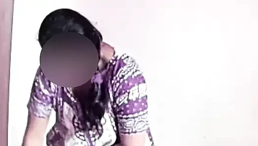 Seksi figür büyük memeli Hintli kız arkadaş banyo yapıyor ve elbisesini değiştiriyor