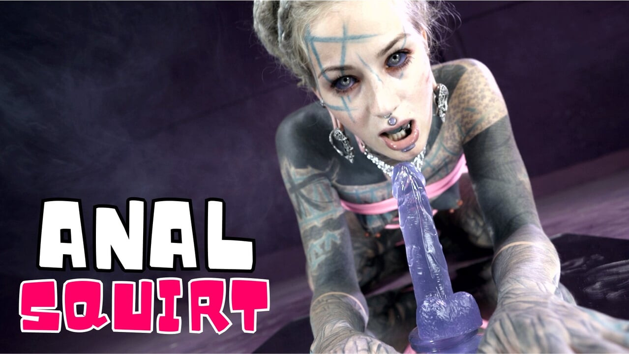 Tetovált lány Bassza meg magát a tükörben játékokkal ANAL játék