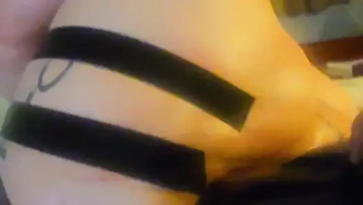 Memek ceroboh cewek piggy di-fisting habis-habisan sama cowok kulit hitam sampai dia mengerang keenakan