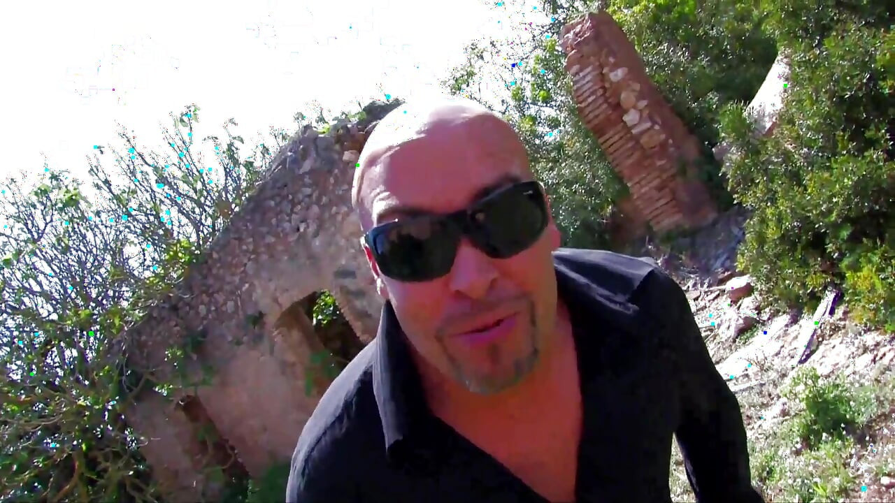 Morena follada por el culo a través de las ruinas de una casa en el campo