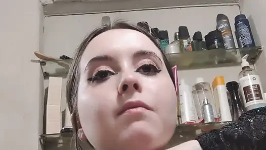 Soyunuyor, ayakkabılarımı çıkarıyor, makyajımı çıkarıyor, yatacak her şey. Sweet Dreams My Loves