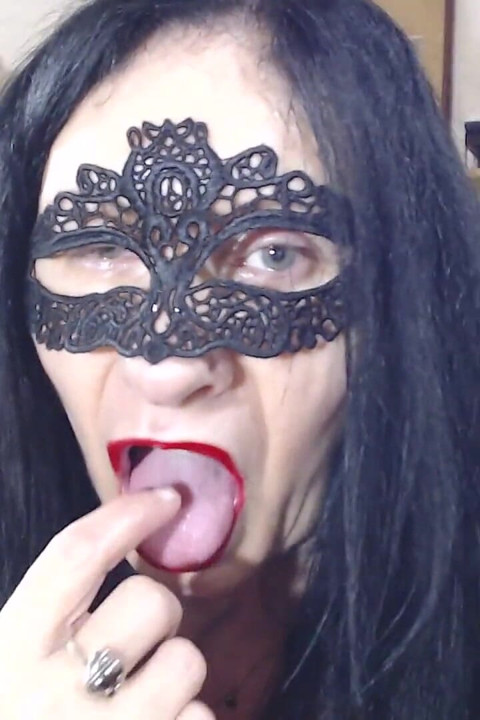 Tu pisses dans la bassine puis tu te laves les pieds avec de l’urine