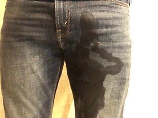 Femboy prova a pisciare in jeans