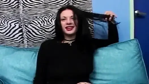 Seksi çoraplı koyu saçlı sürtük büyük yarakla parçalanıyor