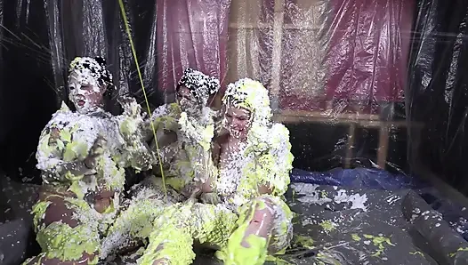 Cheyenne Hannah ve Skyler ile köpük eğlencesi