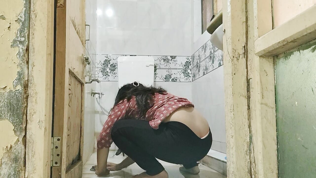 Indian Bhabhi ko Bathroom me Choda / Indian bhabhi sex in bathroom