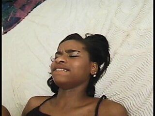 Молодая чернокожая Floozie принимает большой шест в ее тугую киску