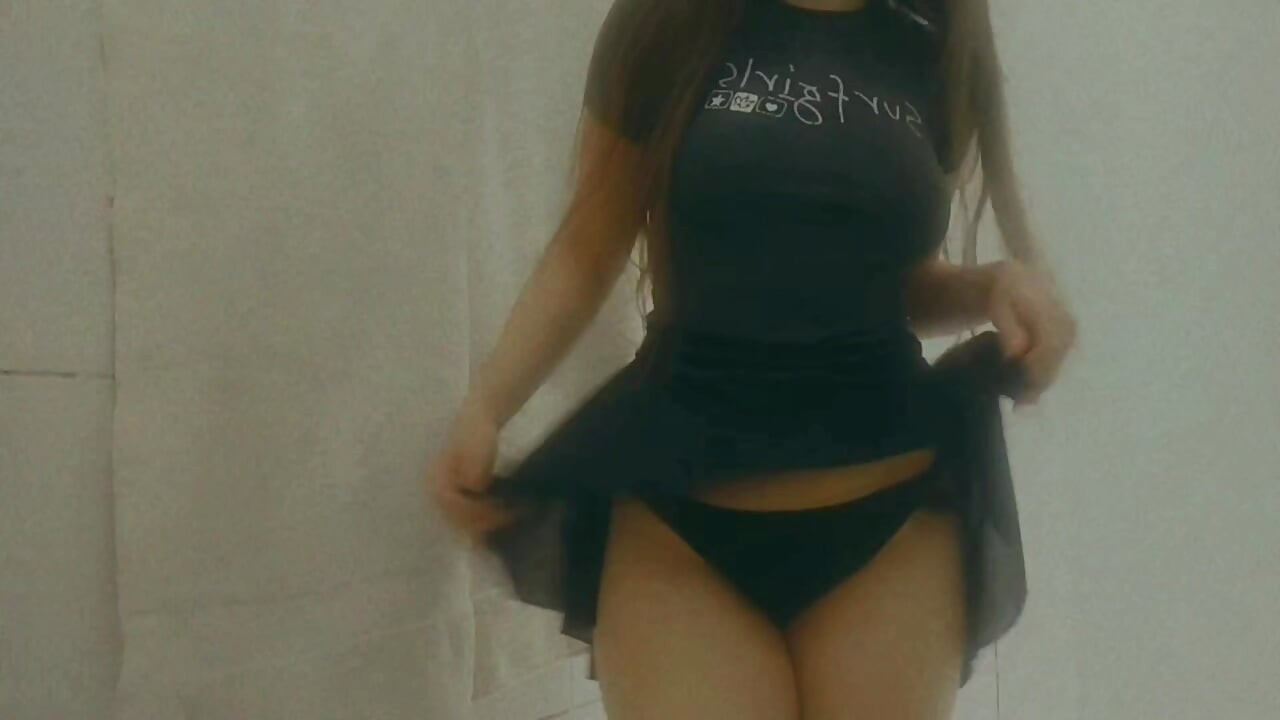 화장실에서 몸을 만지고 보지가 젖어 있는 동안 신음하는 발정난 달콤한 소녀 요정의 행복