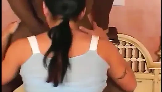 Шлюшке трахают два члена