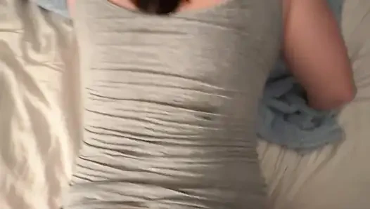 PAWG hausfrau liebt es, in tanga geklatscht zu werden, backen