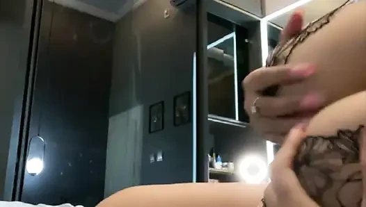 Azgın kız görüntülü görüşmede mastürbasyon yapıyor