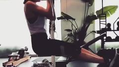 Alison Brie doing L-Sit Pullups