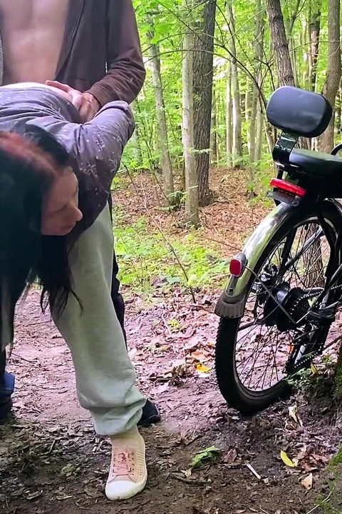 Głupia brunetka zepsuła rower w lesie i zapłaciła za naprawę z cipką! Pieprzone na pieska