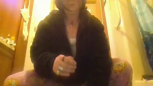 Cewek seksi dengan pantat bahenol ini lagi asik ngentot pantat bahenolnya pakai vibrasi shell!