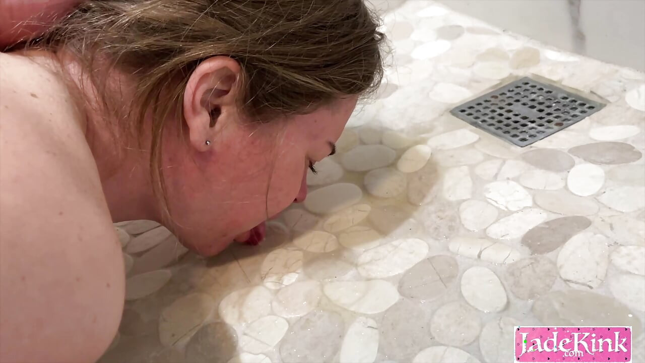 Pișare pe corp, față și în gură - pișat băut în baie