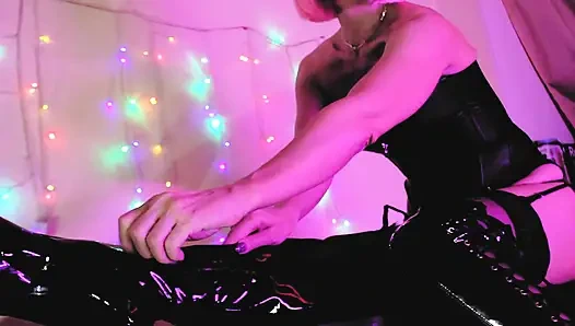 Nyonya pink eva lateks fetish dewi milf dominatrix sepatu bot kulit