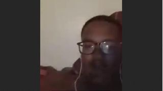 Zwarte Marokkaanse masturbeert op Skype