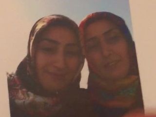 Hommage au sperme sur une photo turque en hijab de la mère et de la fille