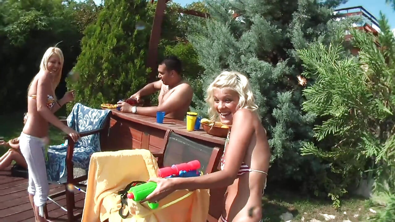 Wilde Pool-party-orgie Mit Blondinen, Die Große Schwänze Lutschen