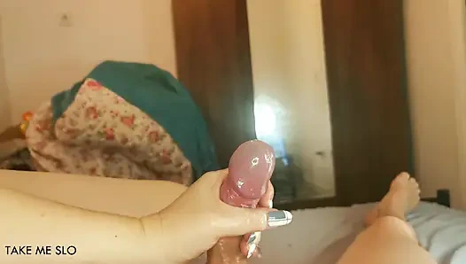 Cewek sange ini ngocok kontolku dengan perlahan - pov