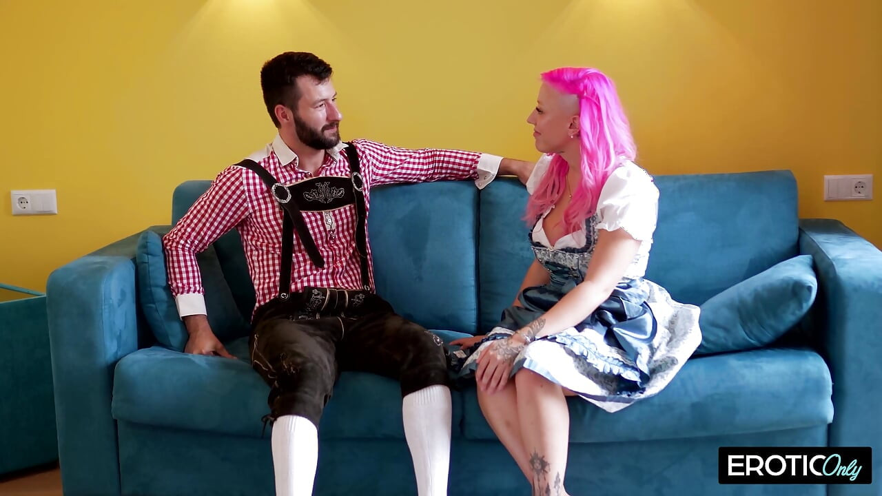 Oktoberfest - el coño de la nena devorado y tocado hasta que se empapa