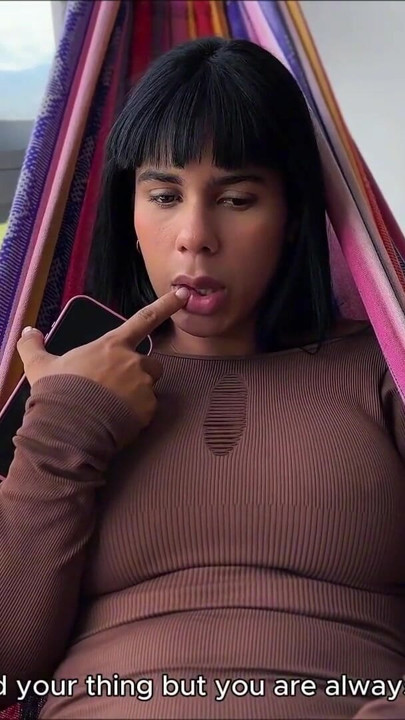 Colega de cameră a iubitei mele este o mamă sexy columbiană care mă fute cu sex anal - POVLatinGirl | Clip 1