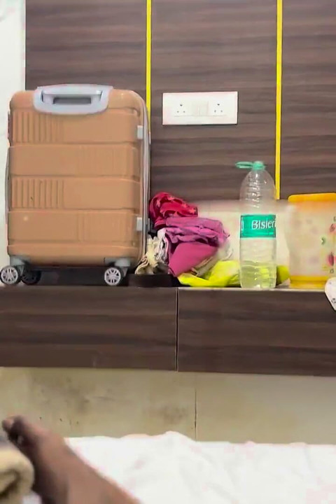 Une demi-sœur indienne taquine la masturbation de son demi-frère à un chudai toute la nuit