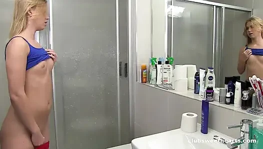 Si cewek hot rambut cokelat lagi asik masturbasi sampai orgasme berjamaah
