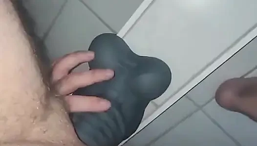 Büyük bir dildo ile derin bir popo sikişme