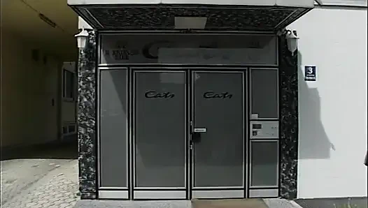 Возбужденная милфа трахает двух мужиков на парковке