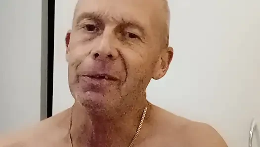 Küçük yaraklı adam kameraya kapalı onu göstermeni istiyor