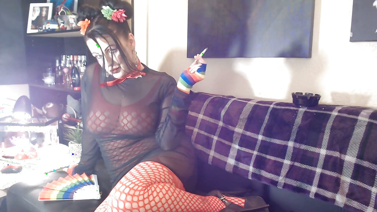 Dramático fumar lesbiana milf