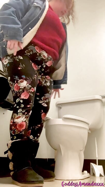 トイレでのBBWの大きなお尻