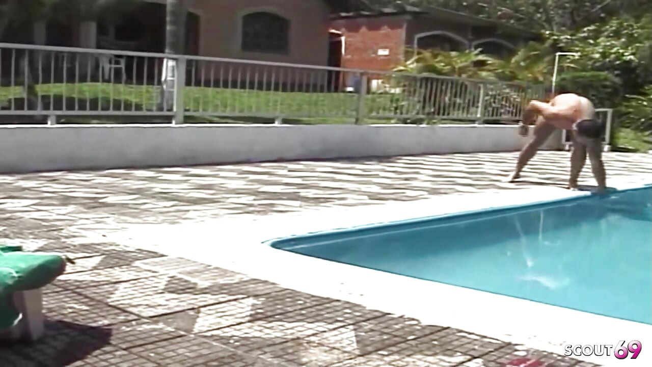 Trans latina magra scopata da poolboy all'aperto in vacanza