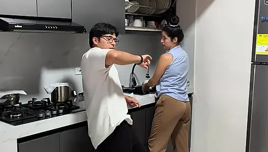 Adik tiriku nyepong kontolku di dapur waktu kami lagi sendirian!