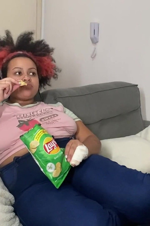 Žena sa velikim sisama prdi i podmićuje dok gledam TV