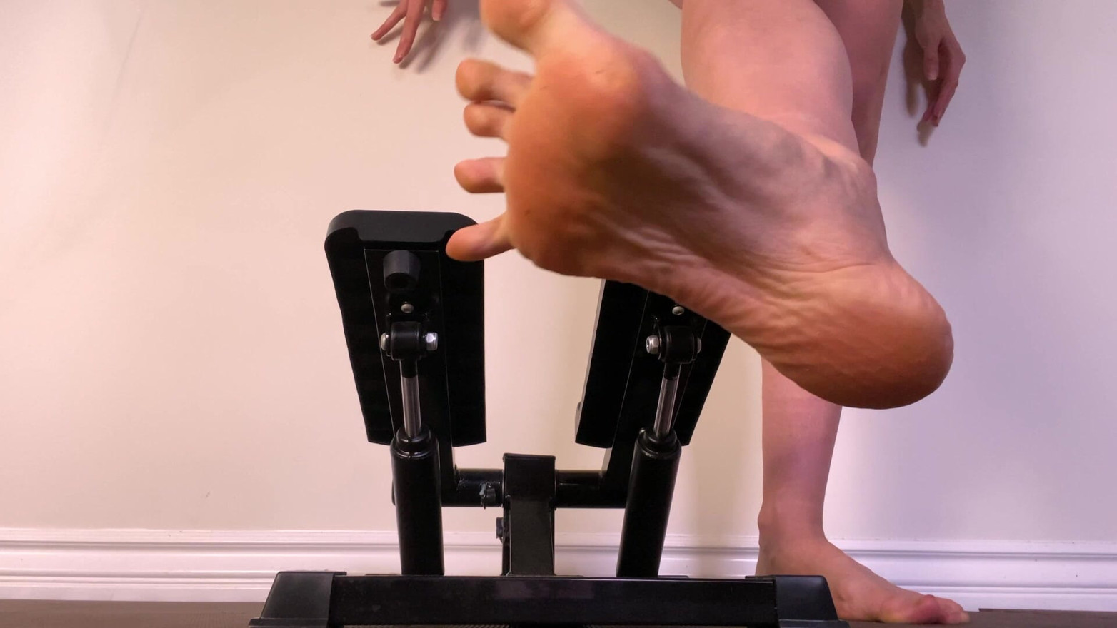 Barefoot in Stepping Machine